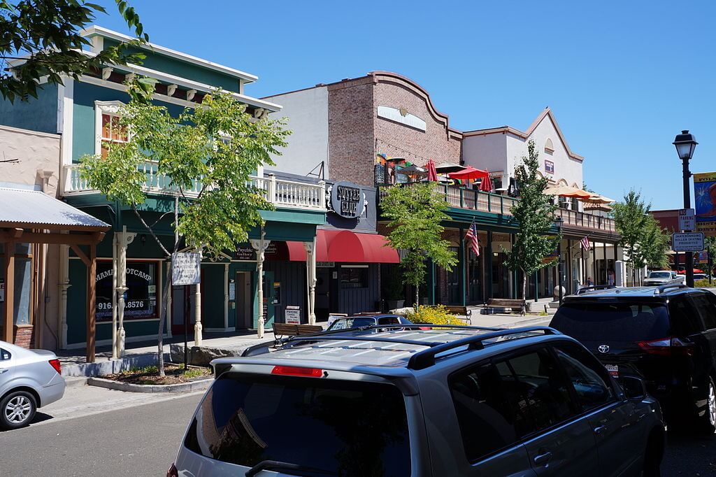 Sutter Street in Historic Downtown Folsom CA lined with shops and restaurants. 