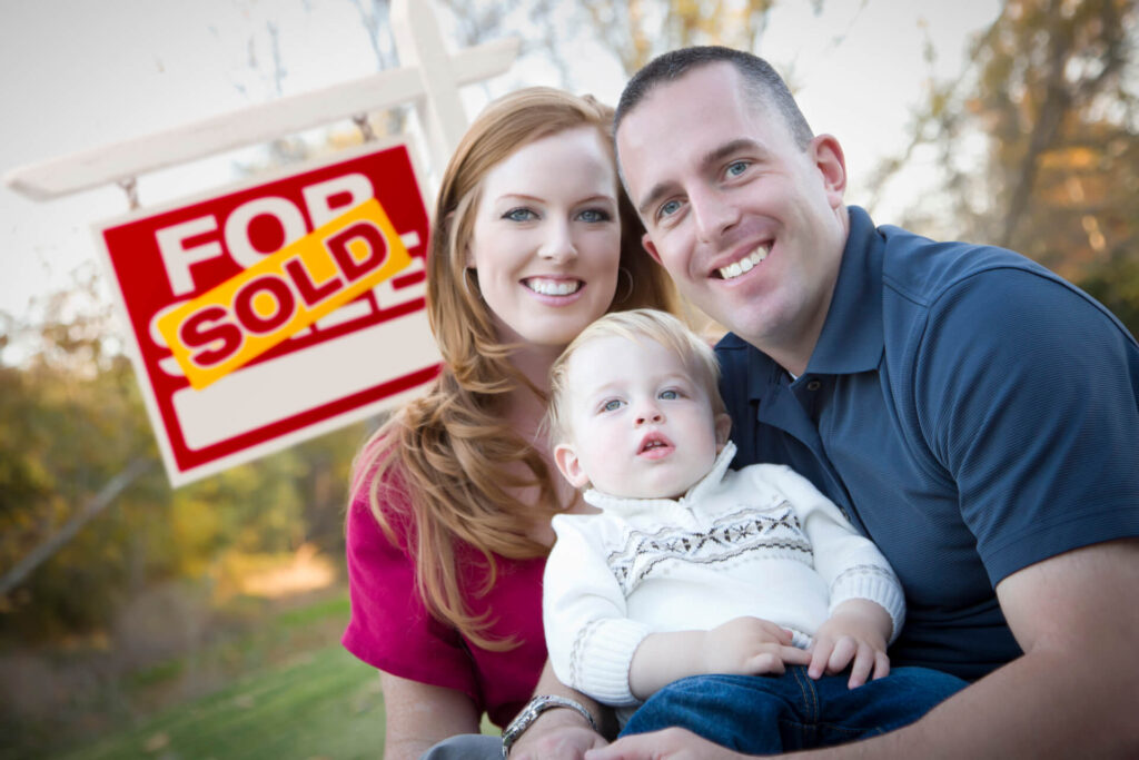 Happy family in front of sold home with flat fee real estate broker in San Diego